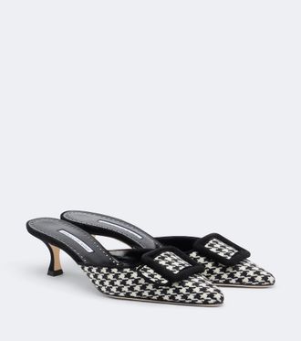 Manolo Blahnik Mules Maysalebi de pata de gallo con ante