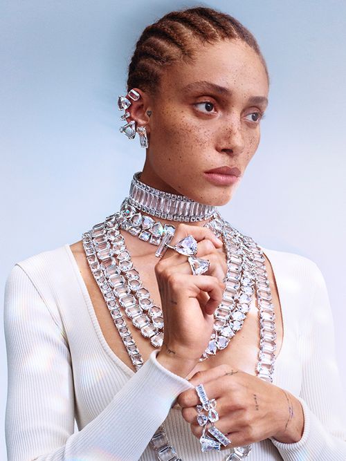 Model Adwoa Aboah mit XL-Schmuck von Swarovski