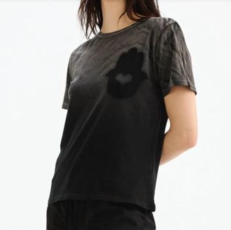 Chrldr Hamsa Heart Tee In Sunfaded Black