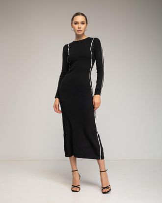 Tantra Lange, nauwsluitende gebreide jurk met verticale lijnen