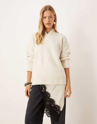 Pretty Lavish Maglione in boucl&eacute; color crema con scollo a V alto-Neutro