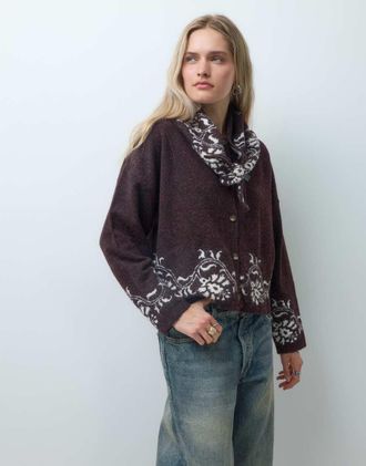 Reclaimed Vintage cardigan lavorato a maglia con stampa floreale a bordo in marrone con sciarpa