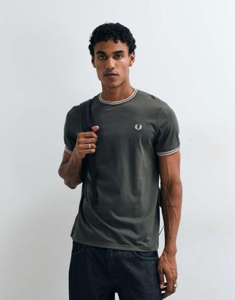 Fred Perry T-shirt kaki con doppia riga a contrasto sui bordi-Verde