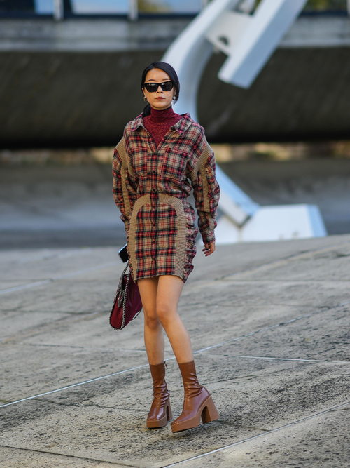 Streetstyle mit einem karierten Kleid und roten Boots.