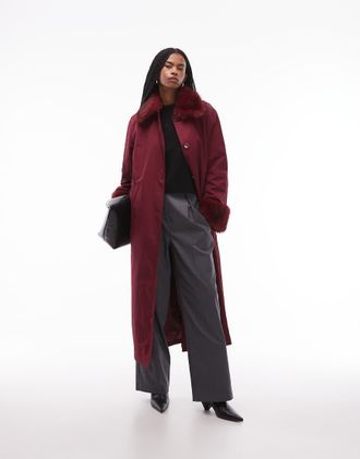 Collusion Trench taglio lungo con finiture in pelliccia-Rosso