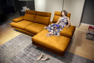 CALIA ITALIA Ecksofa »Toby Wing, L-Form, Multifunktionssofa, edel und bequem« inkl. Sitztiefenverstellung und Armlehnfunktion, Füsse in schwarz matt