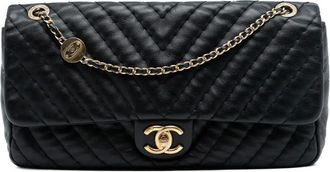 Chanel Borsa a spalla Jumbo Surpique in pelle di vitello iridescente con motivo Chevron e battente 2012 - Nero