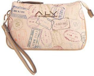ALV by Alviero Martini BOLSOS - Bolsos de mano en YOOX.COM