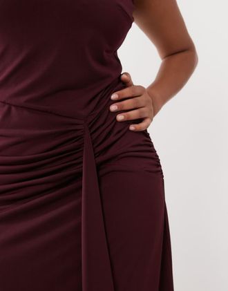 Pretty Lavish Curve Vestito lungo senza maniche sinuoso allacciato al collo e sul davanti bordeaux scuro-Rosso