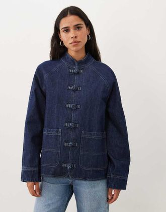 Asos giacca in denim con colletto a contrasto e finiture blu medio
