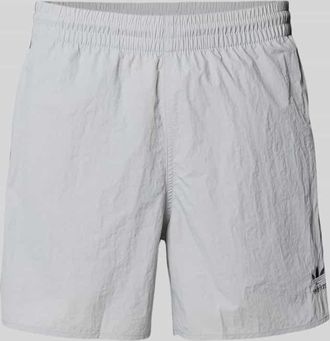 adidas Originals Shorts mit Label-Stitching in Mittelgrau, Gr&ouml;&szlig;e S