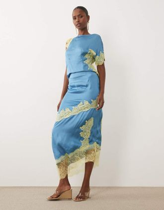 Never Fully Dressed Millie gonna lunga in satin a vita alta con orlo asimmetrico e dettagli in pizzo, coordinato, blu