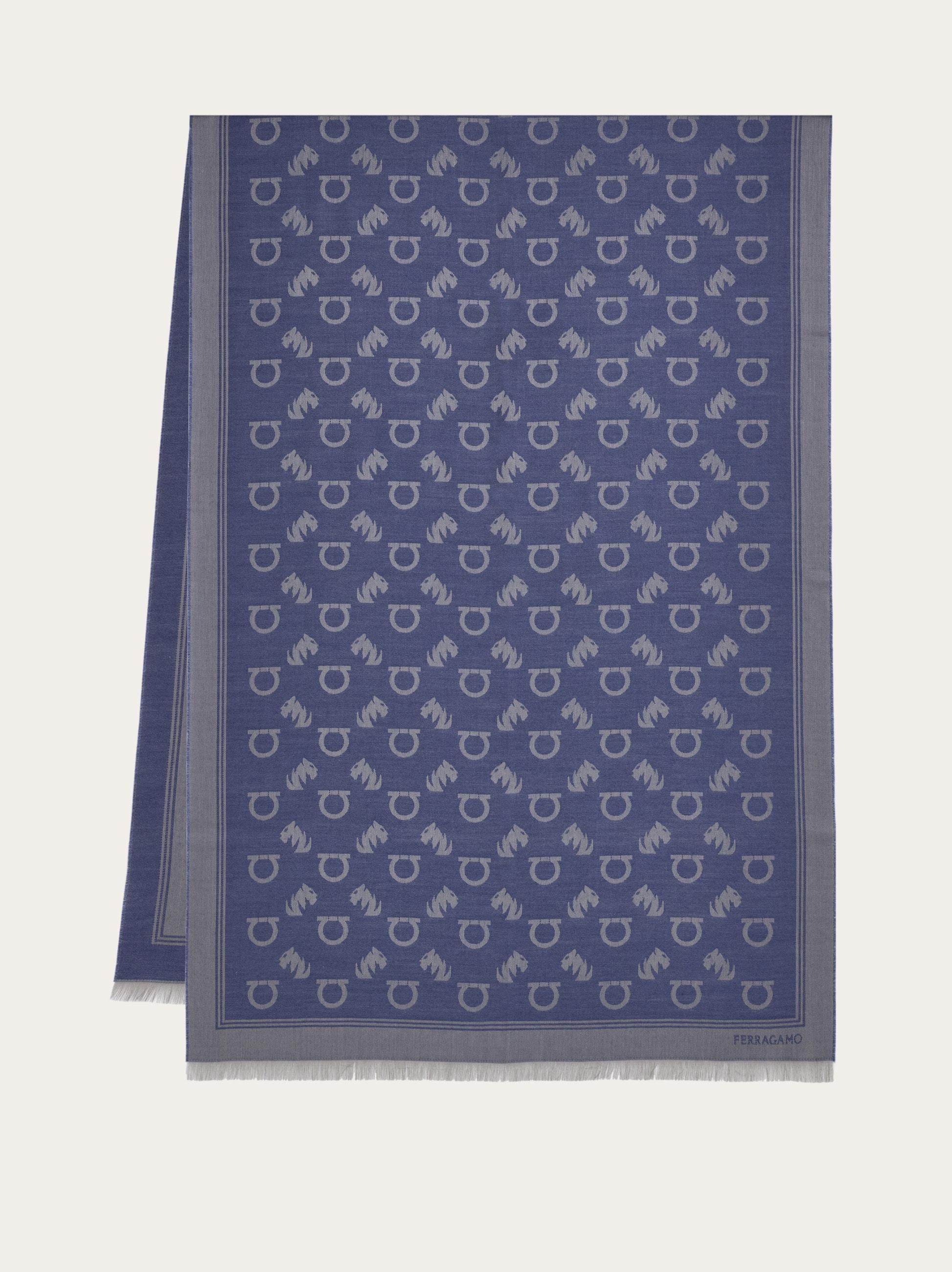 Ferragamo Ivory/blue silk scarf with Giada print da 361,33