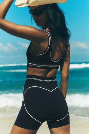 Alo | 4 Airbrush High-Waist Heart Throb Short in Black/White, Size: Medium