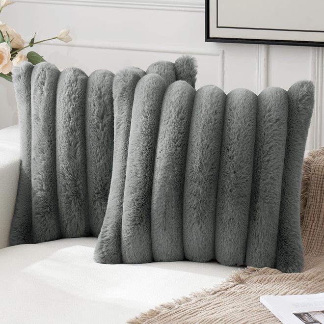Miulee 2er Set Plüsch Kissenbezüge Kunstpelz Dekorative Kissenhüllen Modern Sofakissen Boho Couchkissen für Wohnzimmer Sofa Schlafzimmer 45x45 Dunkelgrau ab 24,99 €