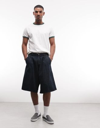 Weekday Pantaloncini di jeans ampi a pieghe lavaggio blu scuro risciacquato