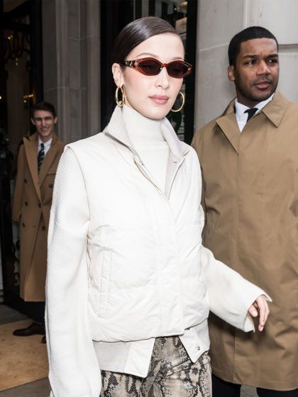 Bella Hadid dimostra che abbinare i pantaloni effetto serpente non è poi così difficile