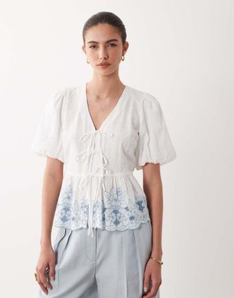 Nobody's Child Aries - Top con maniche a sbuffo e laccetti in cotone bianco con ricamo a contrasto