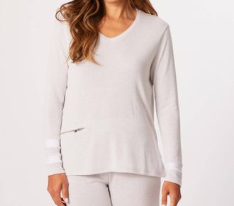 French Kyss Zip Pocket V-Neck Top In Slate/white