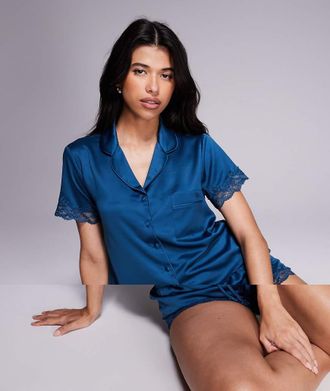 Boux Avenue Amelie - Completo in raso opaco verde-azzurro scuro con pantaloncini e top con rever-Blu