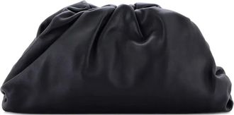 Bottega Veneta The Pouch Leather Teen clutch bag - Zwart
