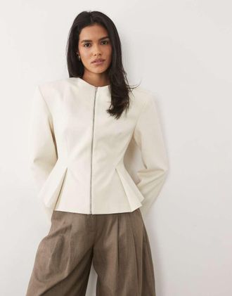 Miss Selfridge Blazer sartoriale color avorio con spalle imbottite e peplo-Bianco