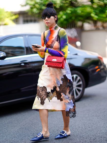 ¿Cómo llevar el vestido lencero en invierno?