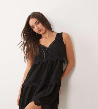 Fashionkilla Esclusiva Fashionkilla - Vestito corto stile babydoll con spalline sottili nero in cr&ecirc;pe con finiture in pizzo