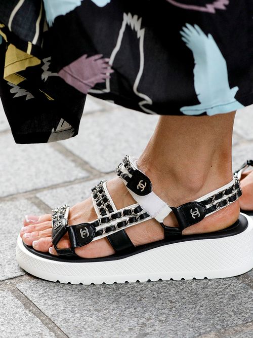 Close-up von Chanel Sandalen, getragen von Gitta Banko