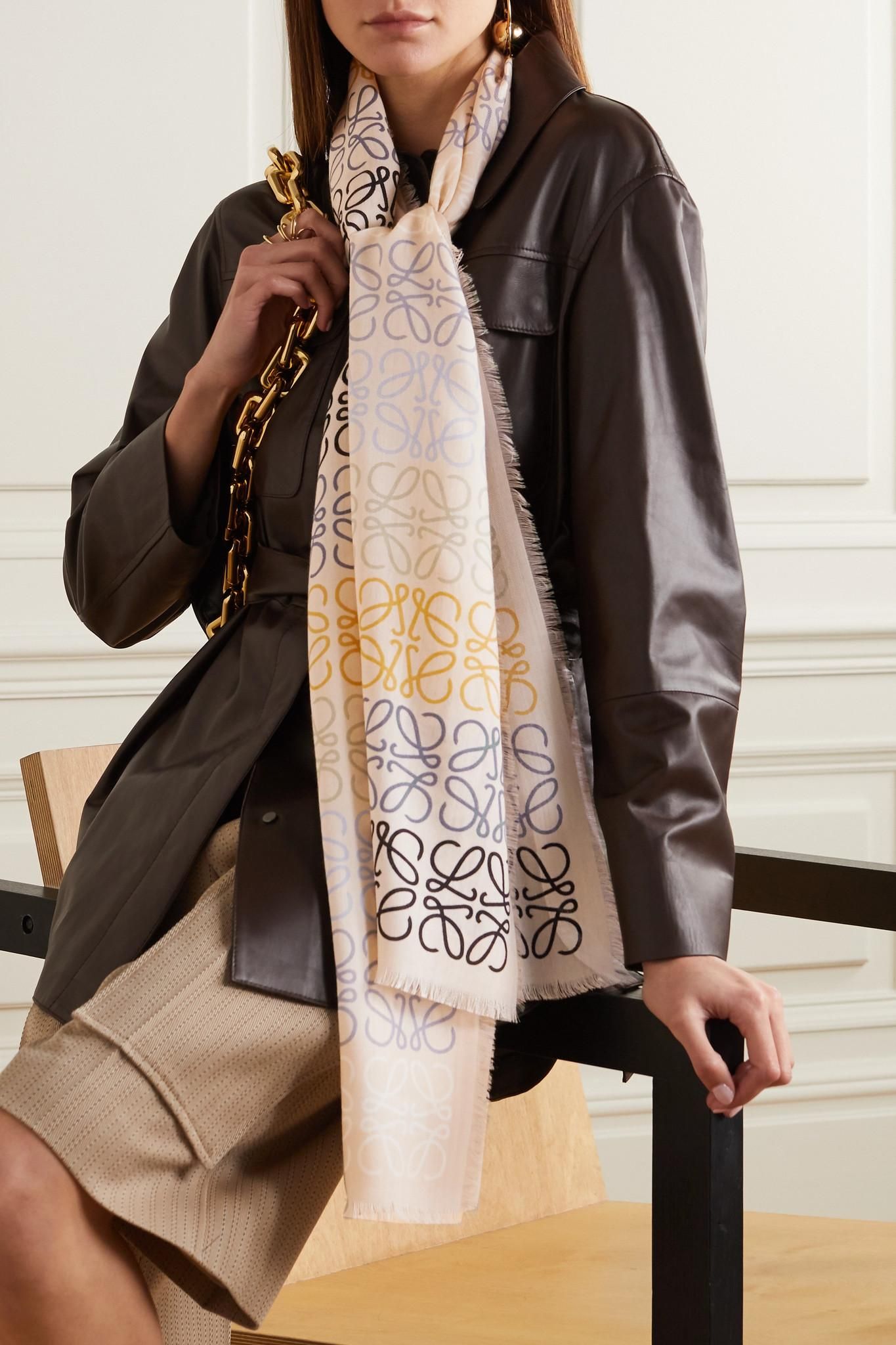 Ferragamo Ivory/blue silk scarf with Giada print da 361,33