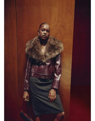 Mango Giacca corta in pelle sintetica bordeaux con colletto in pelliccia sintetica-Rosso