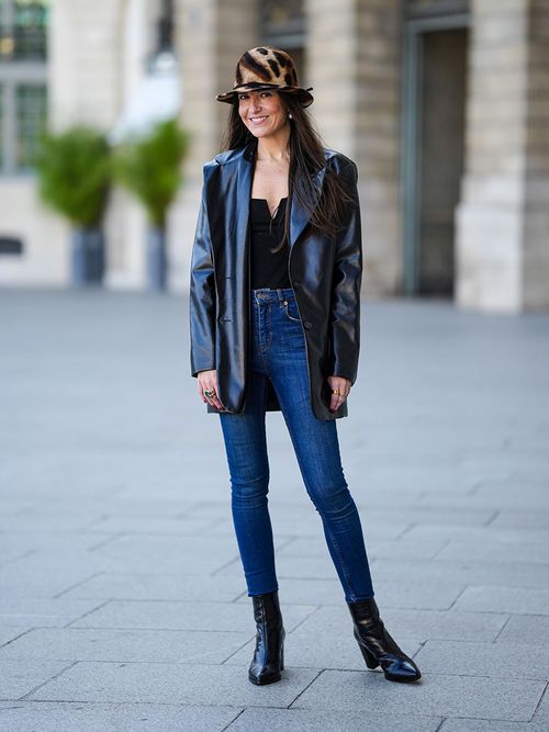 Streetstyle mit einer Skinny Jeans einem Lederblazer und einem Hut.