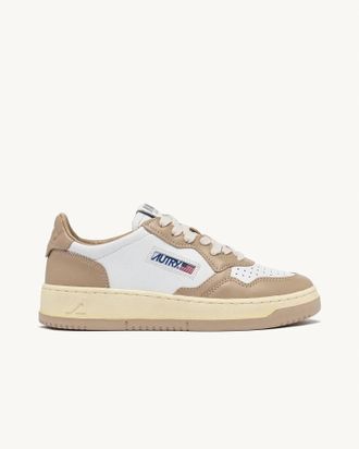 Autry Womens Medalist Low Sneaker In White/pepper