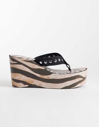 I.AM.GIA Shelby 2.0 - Infradito con zeppa e plateau con borchie e stampa zebrata in coordinato-Multi