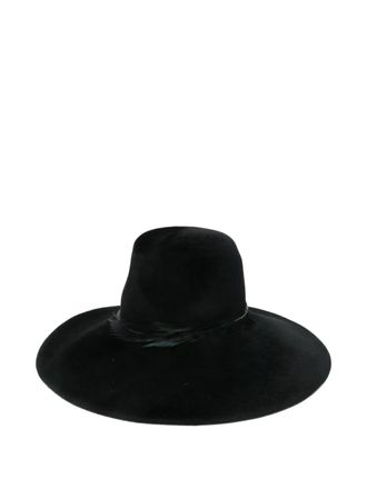 Yesey Hoed met veren afwerking en brede rand - Zwart
