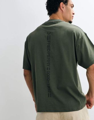 Fred Perry T-shirt kaki con stampa verticale del logo sul retro-Verde