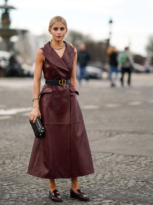 Caroline Daur in einem dunkelroten Lederkleid und Loafers.