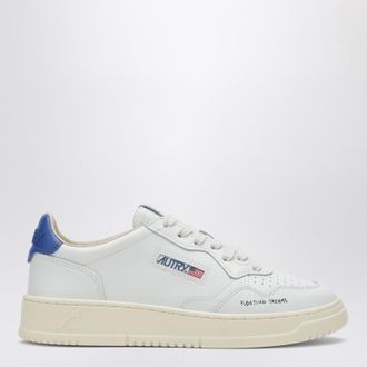 Autry Medalist Low sneaker in white and Space blue Floating Dreams