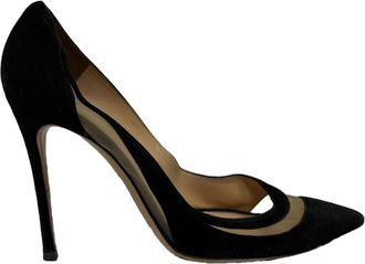 Gianvito Rossi Gianvito Rossi pumps met spitse neus en meshaccenten in zwart su&egrave;de