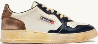Autry SNEAKERS MEDALIST LOW SUPER VINTAGE IN PELLE BIANCA RAME E SPACE
