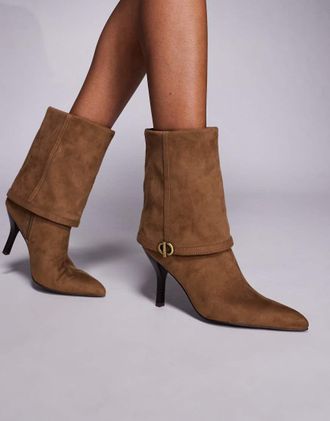 Asos Ella - Stivaletti in camoscio sintetico color sabbia con fibbia, tacco e risvolto-Neutro