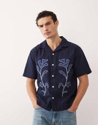 Abercrombie & Fitch Camicia a maniche corte blu navy con motivo a fiori