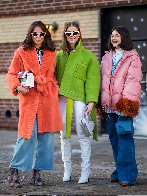 Streetstyle mit drei Frauen in bunten Jacken zu Wide Leg Jeans.