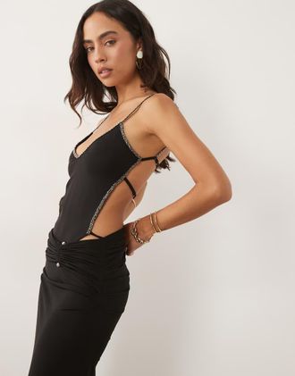 I.AM.GIA Mirelle - Completo con body sinuoso nero con schiena scoperta e gonna lunga arricciata con decorazioni