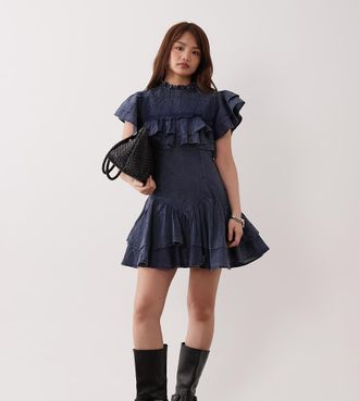 Asos Petite ASOS DESIGN Petite - Vestito corto accollato con volant e arricciature lavaggio blu navy-Multicolore