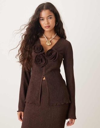 Pretty Lavish Evalina - Top marrone increspato con decorazioni floreali in coordinato