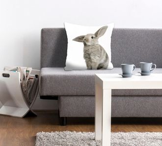 Queence Dekokissen »Marwin« mit einem grauen Hasen