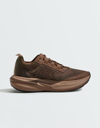 Oysho OY/RC 1000 sneakers da corsa marroni-Marrone
