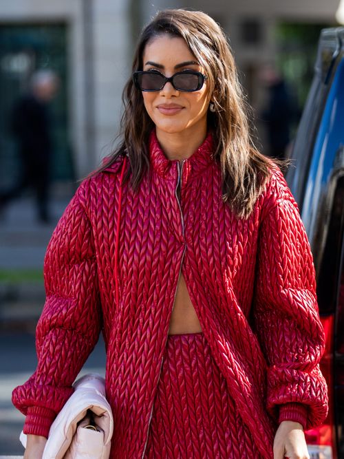 Streetstyle mit einem roten Outfit und einer schwarzen Sonnenbrille.