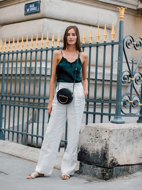 Streetstyle mit Leinenhose und Lingerietop.